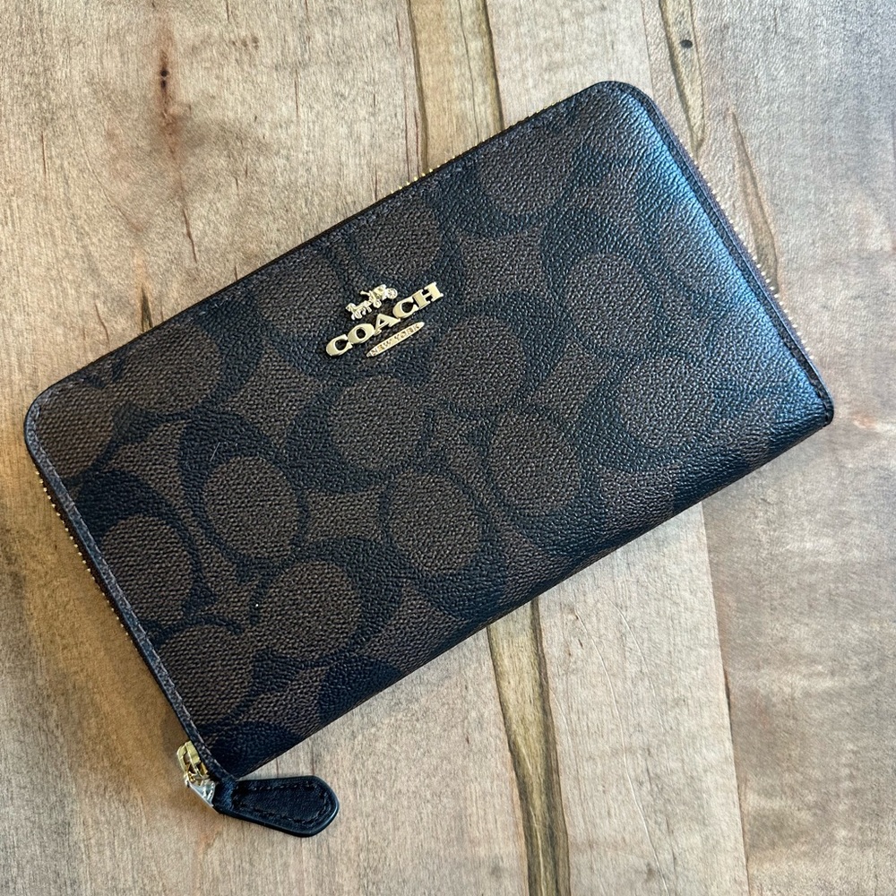 NWT Coach Signature Zip Around Wallet